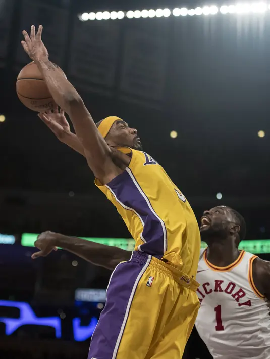 Pemain Lakers, Corey Brewer (kiri) mencoba menangkap bola saat diadang pemain Indiana Pacers, Lance Stephenson pada lanjutan NBA basketball game di Staples Center, Los Angeles, (19/1/2018). Lakers menang 99-86. (AP/Kyusung Gong)