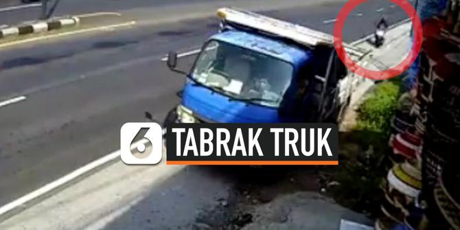 VIDEO: Hilang Kendali, Pemotor Tabrak Truk Parkir