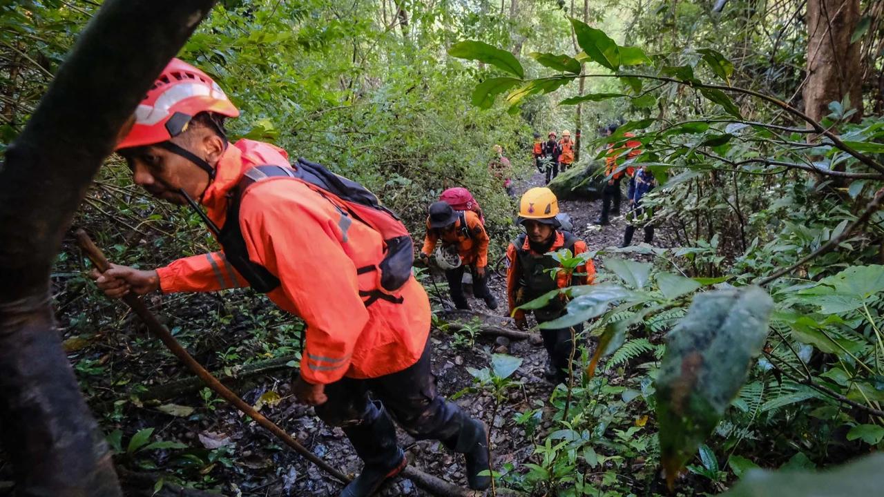 Basarnas Akhirnya Evakuasi Jenazah Pertama dari Lereng Gunung ke Kabupaten Maros