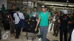 Penjaga gawang Tim Nasional Indonesia, Kurnia Meiga saat tiba di Bandara Soekarno Hatta, Jakarta, Kamis (8/12). (Liputan6.com/Faizal Fanani)
