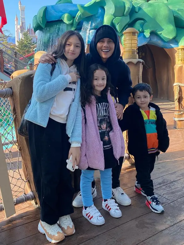 [Fimela] Liburan keluarga Ussy Sulistiawaty - Andhika Pratama di Jepang