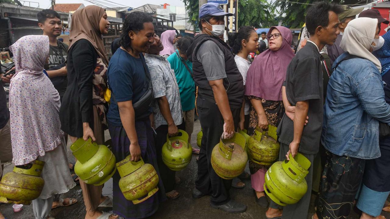 Antrean pembeli gas 3 kg