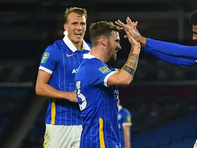 Pemain Brighton merayakan gol yang dicetak Bernardo Fernandes ke gawang Portsmouth pada laga Piala Inggris di Falmer Stadium, Jumat (18/9/2020) dini hari WIB. Brighton menang 4-0 atas Portsmouth. (AFP/Glyn Kirk/pool)