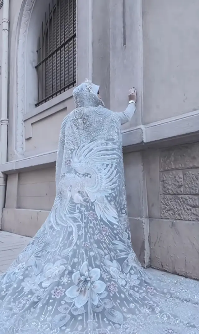 6 Potret detail gaun putih yang dipakai Syahrini di Festival Film Cannes 2025, elegan bermotif phoenix