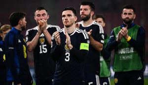 Bek sekaligus kapten Skotlandia #03, Andrew "Andy" Robertson (tengah), memimpin rekan-rekan setimnya memberi salam kepada para penggemar di akhir pertandingan kualifikasi Grup C Piala Dunia FIFA 2026 antara Yunani dan Skotlandia di Stadion Karaiskakis, Piraeus, pada 15 November 2025. (Angelos TZORTZINIS/AFP)