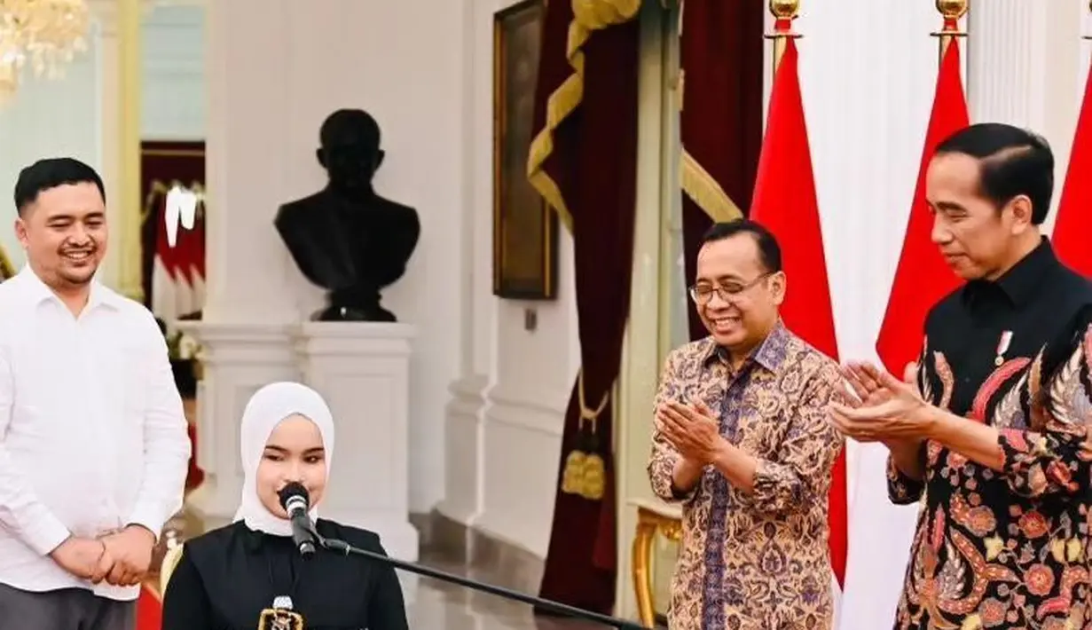 Di hadapan Jokowi, gadis kelahiran Riau itu menyanyikan lagu “Loneliness” dan “Permata Indah Dunia”, sembari memainkan keyboard-nya sendiri.