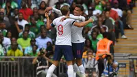 Penyerang Timnas Inggris, Harry Kane melakukan selebrasi bersama Dele Alli usai mencetak gol ke gawang Nigeria pada laga pemanasan jelang Piala Dunia 2018 di Wembley Stadium, Minggu (3/6/2018) dinihari WIB. (Ben STANSALL / AFP)