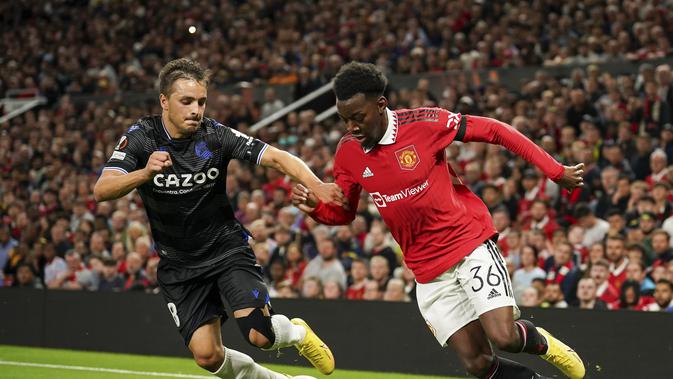 <p>Pemain Real Sociedad Andoni Gorosabel, kiri, dan pemain Manchester United Anthony Elanga saat pertandingan grup E Liga Europa antara Manchester United dan Real Sociedad di Old Trafford di Manchester, Inggris, Kamis, 9 September. 8, 2022. (AP Photo/Dave Thompson)</p>