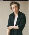 Memiliki gaya fashion dan persona yang khas, Jeremy Allen terus menjadi sorotan. [Foto: Instagram/ Jeremy Allen]