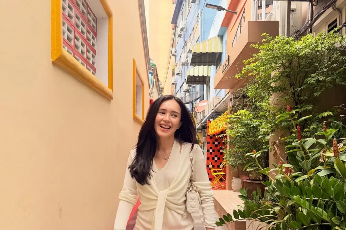 Gaya Kasual Beby Tsabina Liburan di Thailand, Tampil Cerah dengan Paduan Warna Pastel yang Fresh