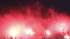 Pendukung PSS Sleman, Brigata Curva Sud menyalakan suar usai laga Piala Kemerdekaan menghadapi Persepam Madura United di Stadion Wilis, Madiun, Sabtu (15/08/2015). Persepam berhasil taklukan PSS 2-0. (Bola.com/Robby Firly)