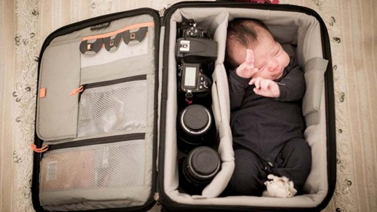 Kelakuan unik para fotografer tidurkan bayi di tas kamera