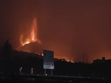 Gunung berapi Cumbre Vieja memuntahkan lava saat terus meletus di pulau Canary La Palma, Spanyol pada Sabtu (16/10/2021). Para pejabat mengatakan tidak ada tanda-tanda bahwa letusan gunung berapi di pulau La Palma Spanyol akan segera berakhir, satu bulan setelah dimulai. (AP Photo/Daniel Roca)