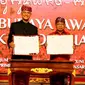 Gubernur Jawa Tengah Ganjar Pranowo dan Gubernur Bali Wayan Koster menandatangani nota kesepahaman (Memorandum of Understanding/MoU) kerja sama budaya Jawa-Bali. (Foto: Dokumentasi PDIP).