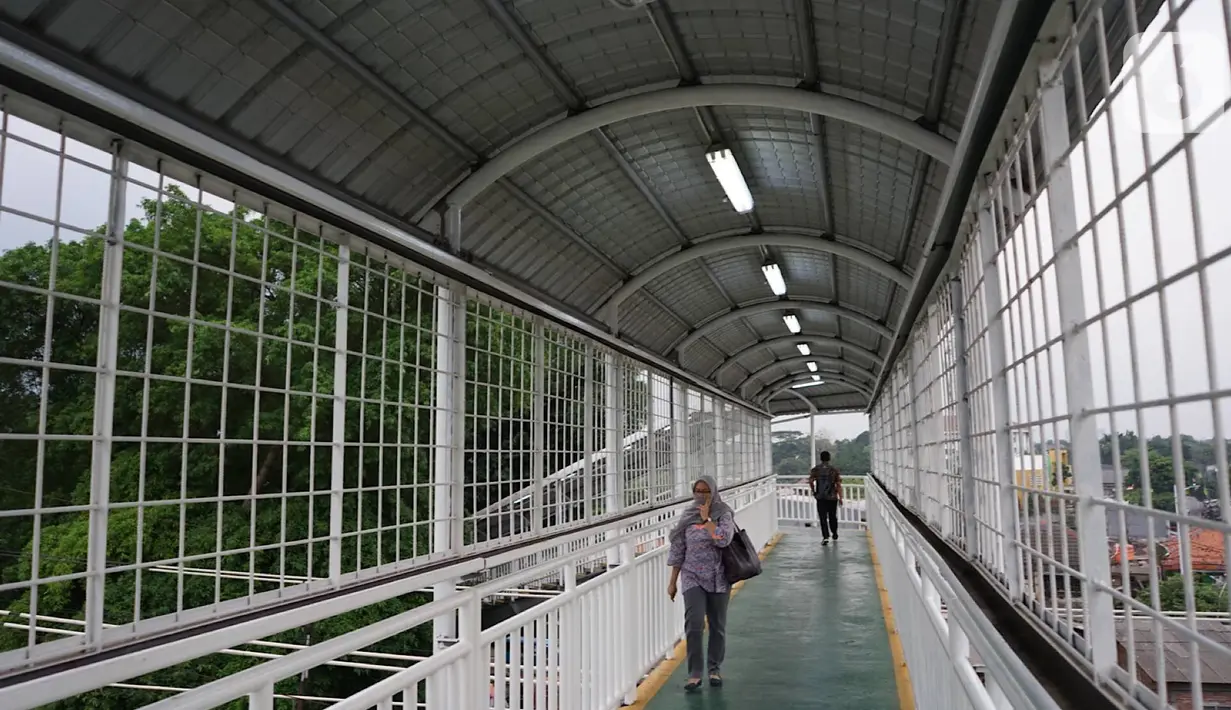 Pejalan kaki melintas di JPO Lenteng Agung di Jakarta, Selasa (29/10/2019). JPO tersebut juga akan dilengkapi fasilitas lift di kedua sisi serta terdapat kamera pengawas atau Closed Circuit Television (CCTV) dan didesain artistik. (Liputan6.com/Immanuel Antonius)