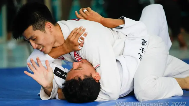 Atlet jujitsu putra Indonesia Sunardi saat berlatih di pemusatan latihan nasional menuju SEA Games 2021 Vietnam di L’Avenue, Jakarta, Selasa (5/4/2022).