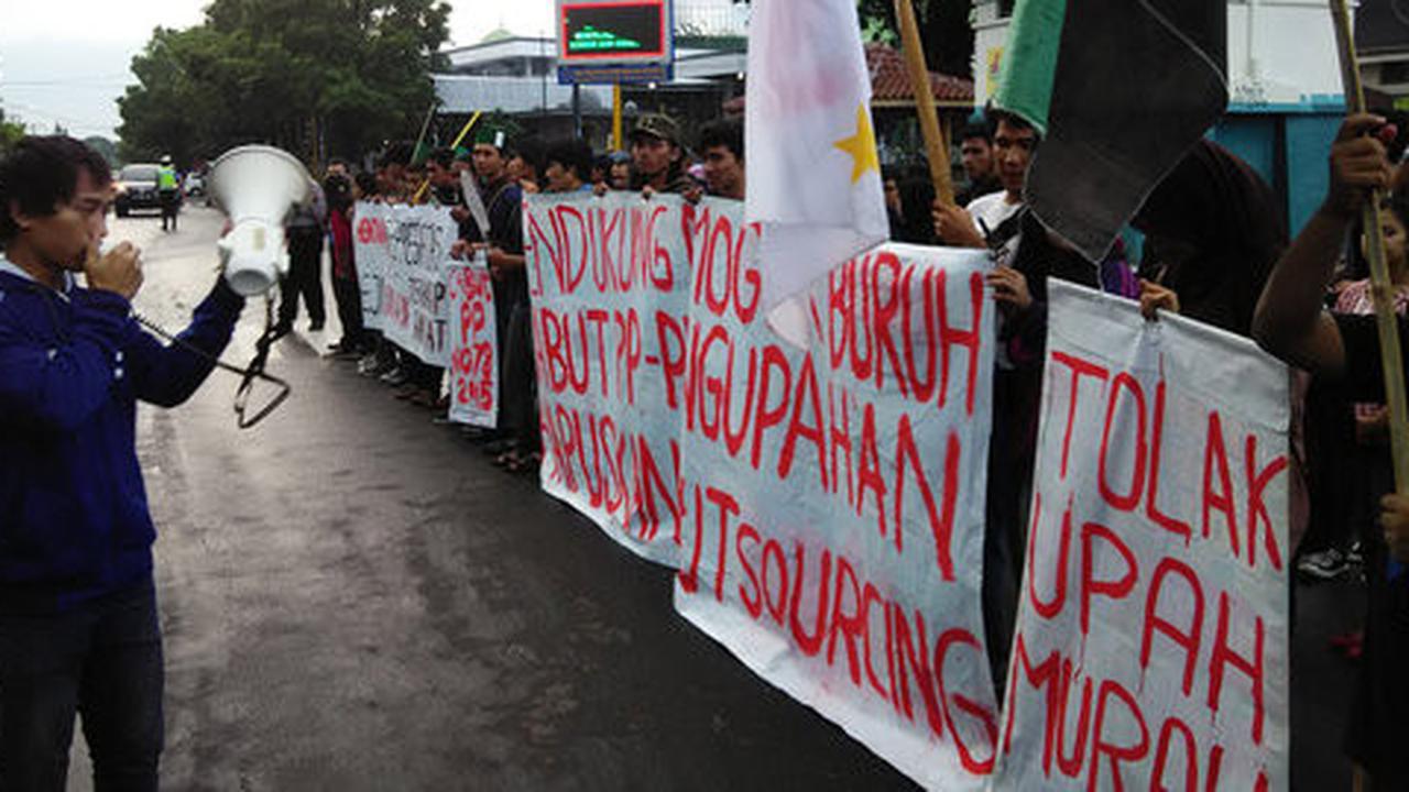 Puluhan mahasiswa Purwokerto demo dukung buruh mogok nasional