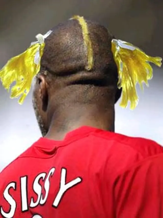6 Gaya Rambut Pesepak Bola Ini Nyentrik Banget, Bikin Penonton Melongo