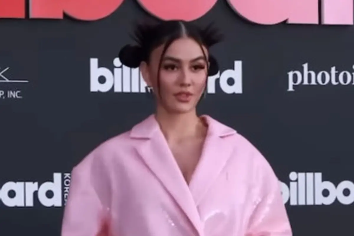 Gaya Keren Agnez Mo di Billboard Korea dengan Blazer Pink, Tampil Mencolok di Antara KPop Idol yang Pakai Outfit Serba Hitam