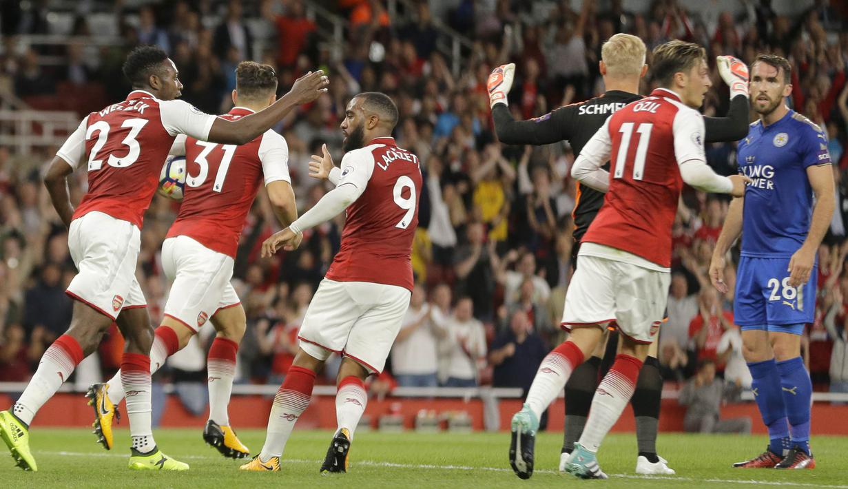 Para pemain Arsenal merayakan gol yang dicetak Alexandre Lacazette ke gawang Leicester  pada laga Premier League di Stadion Emirates, London, Jumat (11/8/2017). Arsenal menang 4-3 atas Leicester. (AP/Alastair Grant)