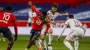 Striker Lille, Jonathan Bamba (tengah, kiri) berebut bola dengan gelandang Brest, Paul Lasne dalam laga lanjutan Liga Prancis 2020/21 pekan ke-25 di The Stade Pierre Mauroy, Lille, Minggu (14/2/2021). Lille bermain imbang 0-0 dengan Brest. (AP/Michel Spingler)