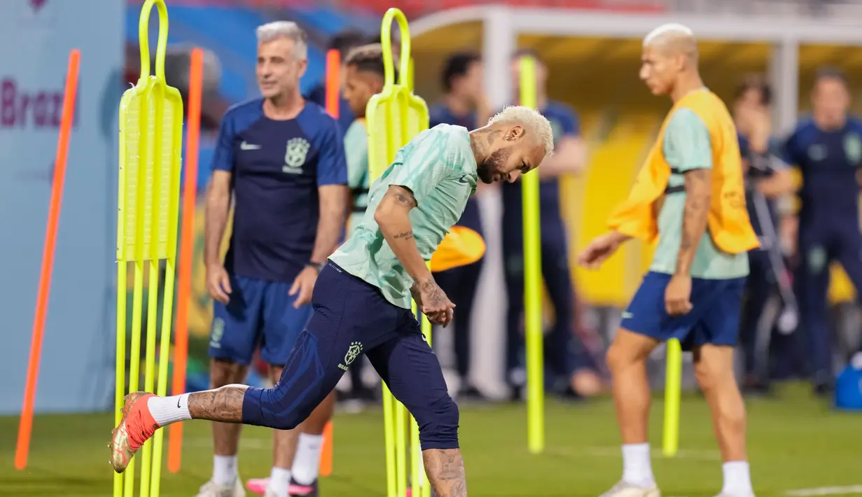 Pemain Brasil Neymar saat sesi latihan di Stadion Grand Hamad, Doha, Qatar, 8 Desember 2022. Brasil akan menghadapi Kroasia dalam pertandingan perempat final Piala Dunia 2022 pada 9 Desember. (AP Photo/Andre Penner)
