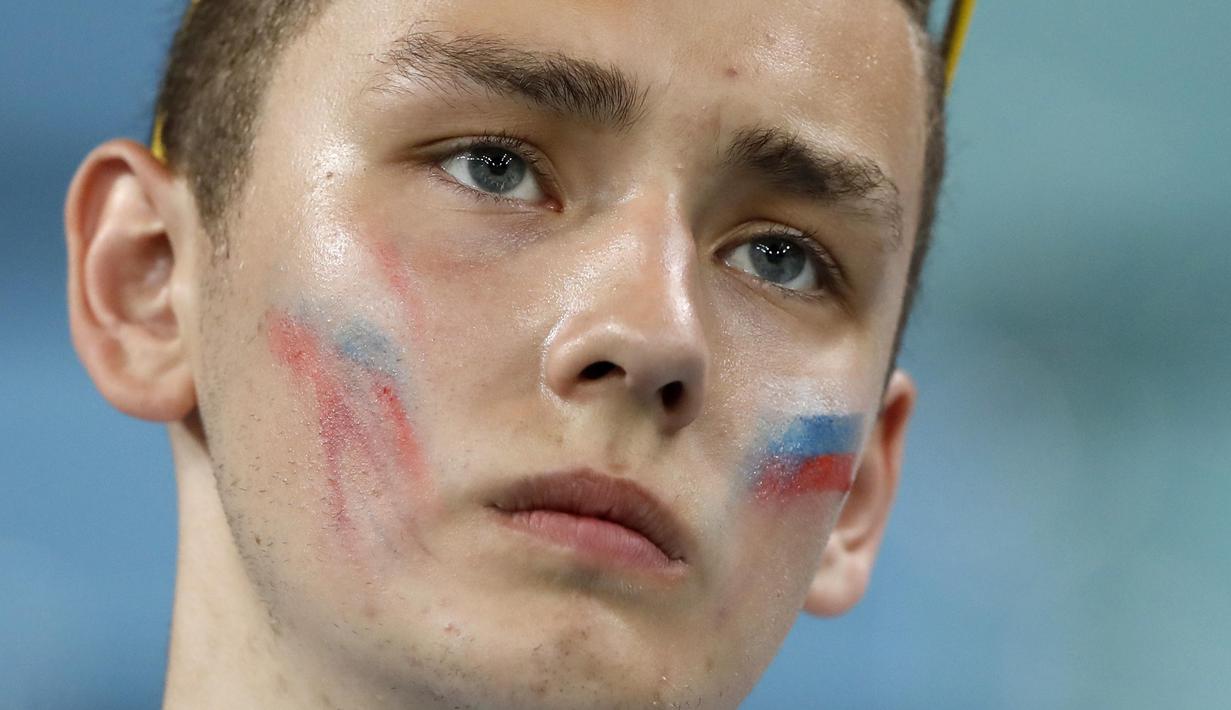 Seorang suporter tampak kecewa usai Rusia kalah dari Kroasia pada laga perempat final Piala Dunia di Stadion Olimpiade Fisht, Sabtu (7/7/2018). Rusia kalah adu penalti dengan skor 3-4 dari Kroasia. (AP/Darko Bandic)