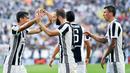 Para pemain Juventus merayakan gol Gonzalo Higuain ke gawang Cagliari pada laga Serie A di  Turin, (19/8/2017). Juventus menang 3-0. (Alessandro Di Marco/ANSA via AP)