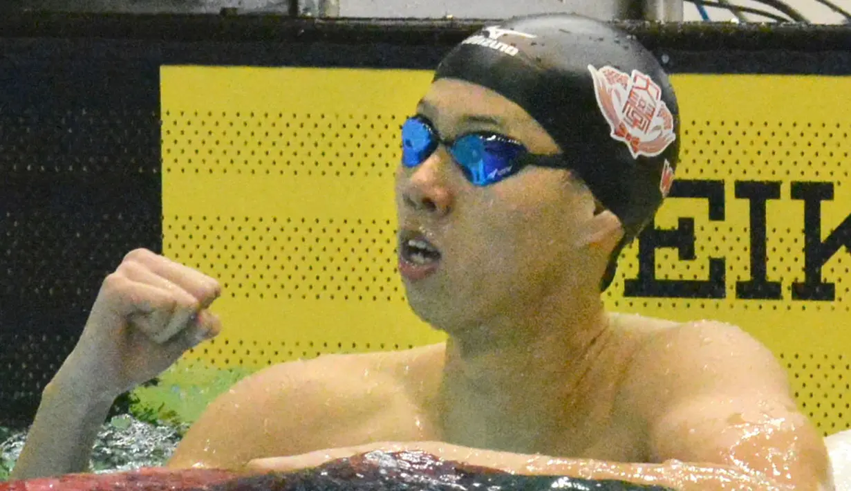 Ippei Watanabe saat mencapai finis dalam kejuaraan Piala Kosuke Kitajima di Tokyo, Minggu (29/1). Watanabe mencatat waktu 2 menit 6.67 detik dalam kejuaraan tersebut sekaligus membuat rekor dunia.(AP PHOTO)