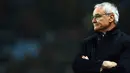 Manajer Leicester, Claudio Ranieri, memantau anak asuhnya saat melawan Aston Villa. Vice Chairman Leicester City, Aiyawatt Srivaddhanaprabha, mengonfirmasi Ranieri resmi dipecat dari kursi kepelatihan pada Kamis (23/2/2017). (EPA/Tim Keeton)