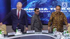 Menteri Komunikasi dan Informatika, Budi Arie Setiadi (kanan) sesaat sebelum berdiskusi bersama mantan Perdana Menteri Inggris yang juga Pendiri dari Organisasi Nirlaba Tony Blair Insitute, Tony Blair (kiri) di kantor Kementerian Komunikasi dan Informasi (Kominfo), Jakarta, Jumat (19/4/2024). (Liputan6.com/Angga Yuniar)