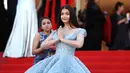 Aktris Bollywood, Aishwarya Rai berpose di depan kamera ketika menghadiri pemutaran film Okja pada Festival Film Cannes 2017, 19 Mei 2017. Aishwarya memadukan gaun Cinderellanya itu dengan riasan yang sederhana. (AP Photo/Thibault Camus)
