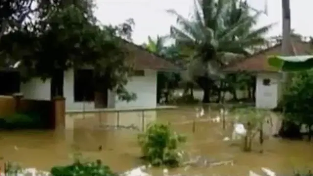 Banjir di Ciamis merendam rumah dan sawah warga, hingga Jalan Raya Porong akibat banjir setinggi 1 meter.