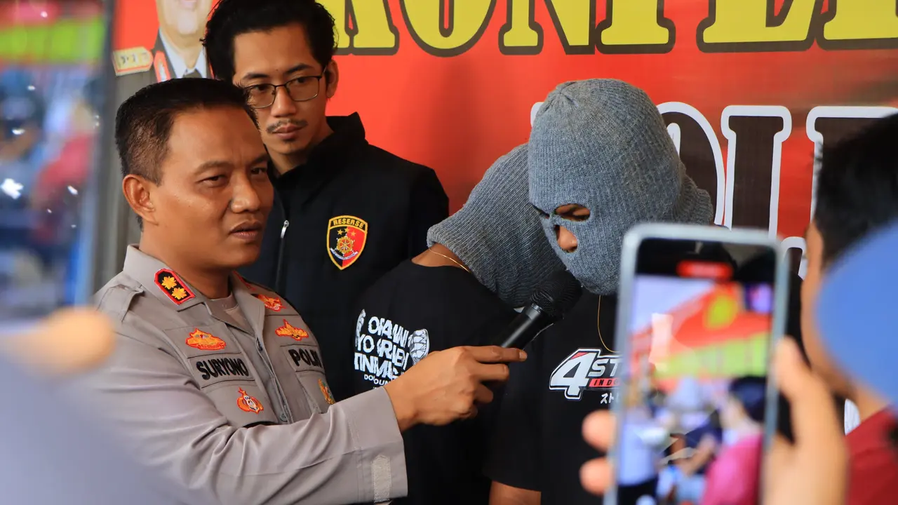 Kapolres Tuban AKBP Suryono, ketika menunjukkan salah satu pelaku. (Istimewa)