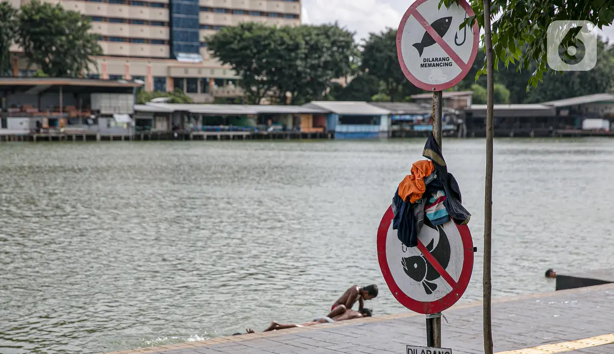 Sejumlah anak berenang di Danau Sunter, Jakarta, Selasa (2/2/2021). Minimnya lahan bermain anak membuat mereka memanfaatkan tempat yang tidak semestinya untuk bermain karena adanya risiko hanyut dan tenggelam bila tidak mampu untuk berenang. (Liputan6.com/Faizal Fanani)