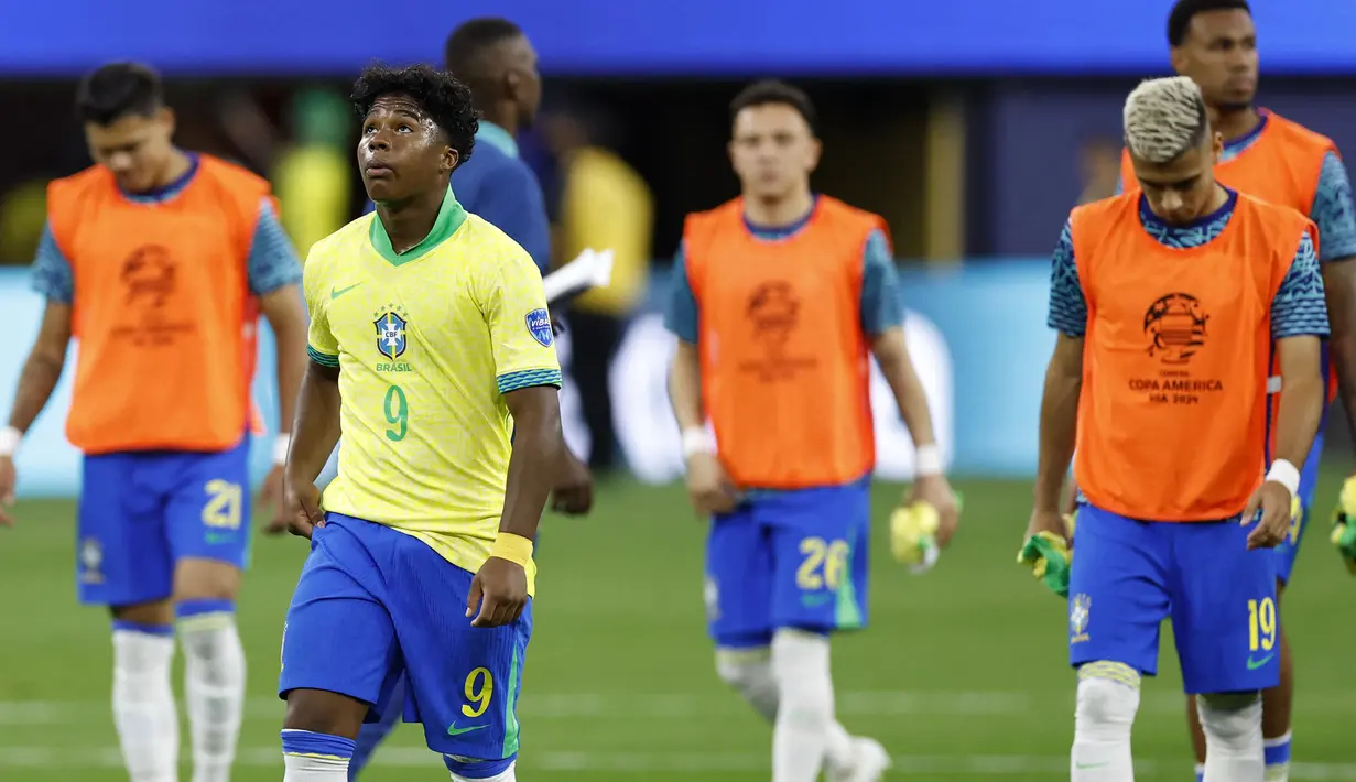 Pemain muda Brasil, Endrick menyapa fans setelah laga Grup D Copa America 2024 melawan Kosta Rika di SoFi Stadium, Inglewood, California, Selasa (25/06/2024) WIB. (AFP/Buda Mendes)