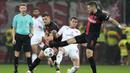 Pemain Bayer Leverkusen, Granit Xhaka, bersama Robert Andrich mengadang pemain Fortuna Duesseldorf, Tim Oberdorf, pada laga semifinal DFB Pokal di Stadion BayArena, Kamis (4/4/2024). Die Werkself menang besar dengan skor 4-0. (AP Photo/Martin Meissner)