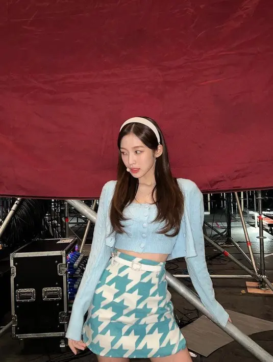 Tampil feminin dengan padu padan cardigan, crop top dan houndstooth mini skirt seperti yang dikenakan Arin Oh My Girl satu ini (Instagram/ye._.vely618).