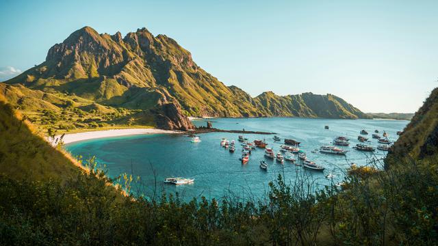ilustrasi keindahan alam, pantai, laut, gunung
