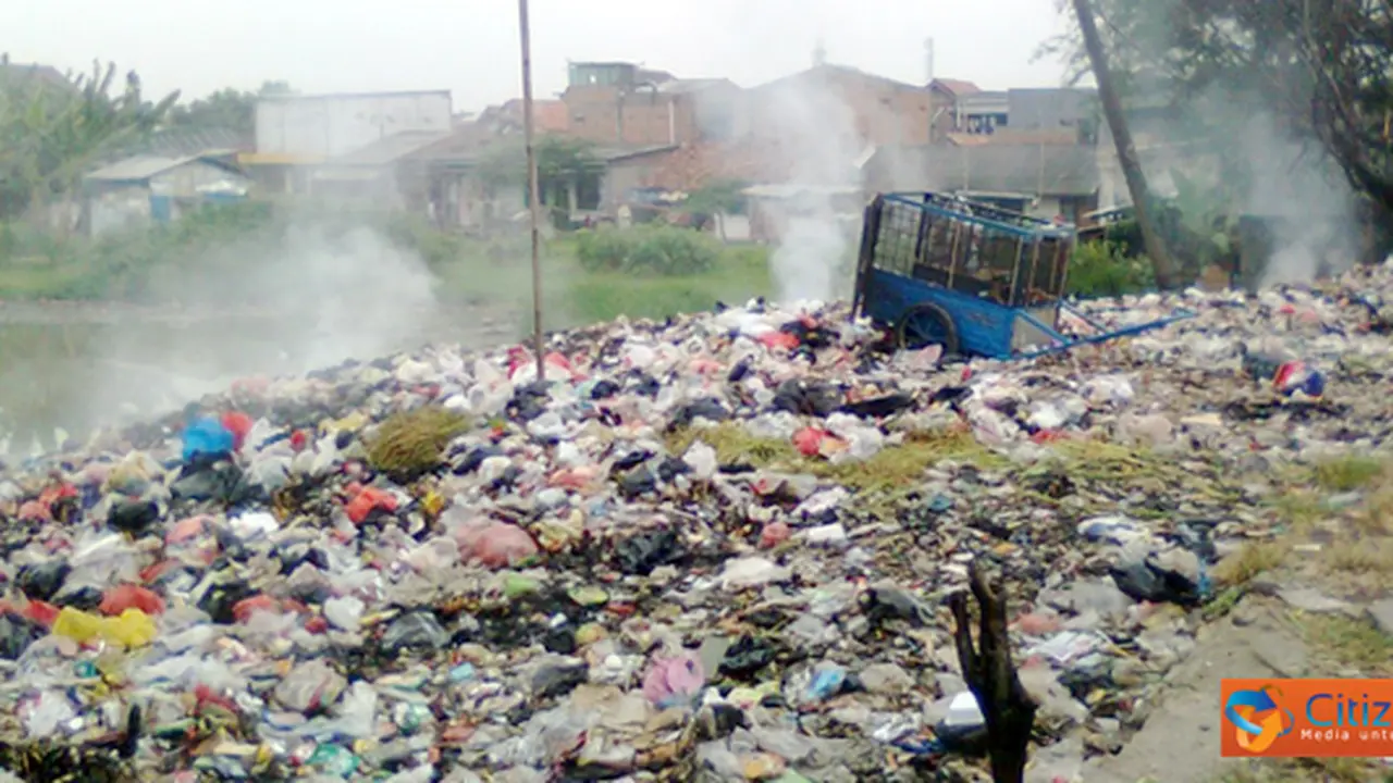 Tanggul Kembangan Utara di Kuasai Sampah