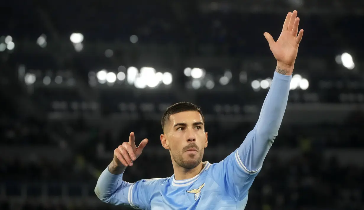 <p>Mattia Zaccagn dari Lazio berselebrasi usai mencetak ke gawang AC Milan pada pertandingan lanjutan Liga Serie A Italia di Stadion Olimpiade di Roma, Rabu (25/1/2023). Kemenangan ini membuat Lazio naik ke peringkat tiga klasemen dengan 37 poin. (AP Photo/Gregorio Borgia)</p>
