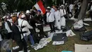 Polisi Militer Angkatan Laut menangkap seorang pria yang diduga provokator dalam aksi damai 2 Desember di kawasan Monas, Jakarta, Jumat (2/12). Pria ini sempat dipukuli hingga mengalami luka di bagian kepala. (Liputan6.com/Gempur M Surya)
