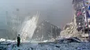 File foto seorang pria berdiri di puing-puing, dan berteriak menanyakan apakah ada yang membutuhkan bantuan, setelah runtuhnya menara kembar pertama Menara World Trade Center di Manhattan, New York pada 11 September 2001 . (AFP/Doug Kanter)