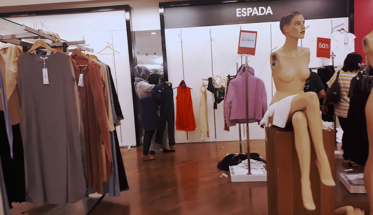 Sejumlah baju yang masih dipajang saat midnight sale di gerai Debenhams, Senayan City, Jakarta, Sabtu (30/12). PT Mitra Adiperkasa Tbk (MAP) menutup gerai Debenhams dengan diskon besar-besaran di akhir tahun 2017. (Liputan6.com/Fery Pradolo)
