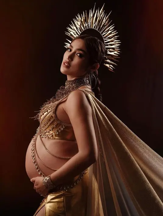 Jessica Iskandar diperkirakan telah memasuki usia kehamilan 7 bulan. Istri dari Vincent Verhaag ini pun melakukan sesi maternity shoot. (Instagram/inijedar).