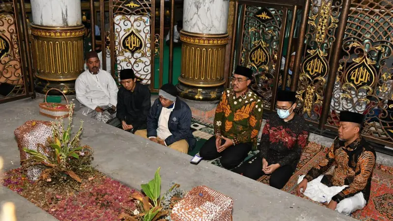 Ziarah ke Makam para Wali dan Raja Madura