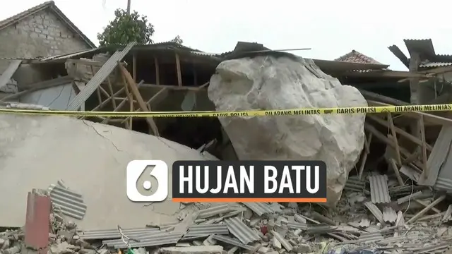 Warga desa Cihandeleum Purwakarta panik saat dihujani batu-batu berukuran besar hari Selasa (8/10/2019). Batu menimpa rumah dan bangunan sekolah.