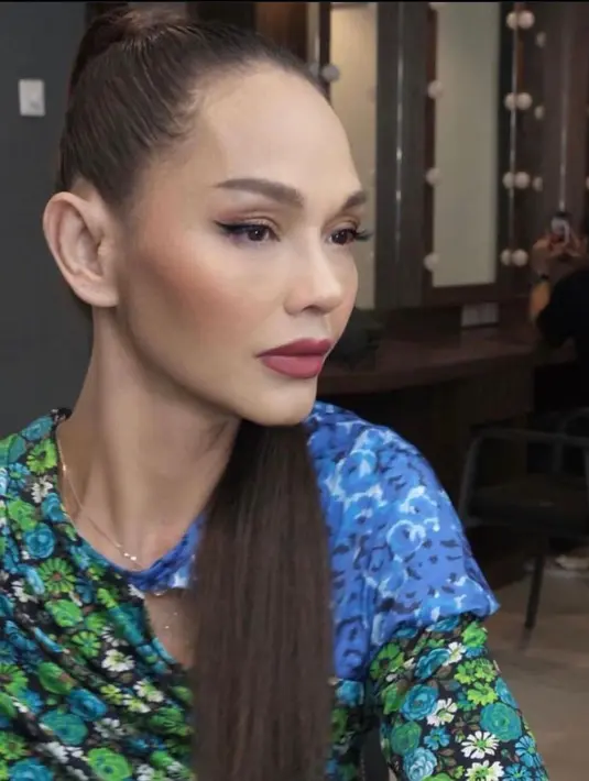 Kali ini, Bunda Corla tampil dengan riasan bold yang mempertegas kontur wajah dan lipstik matte.