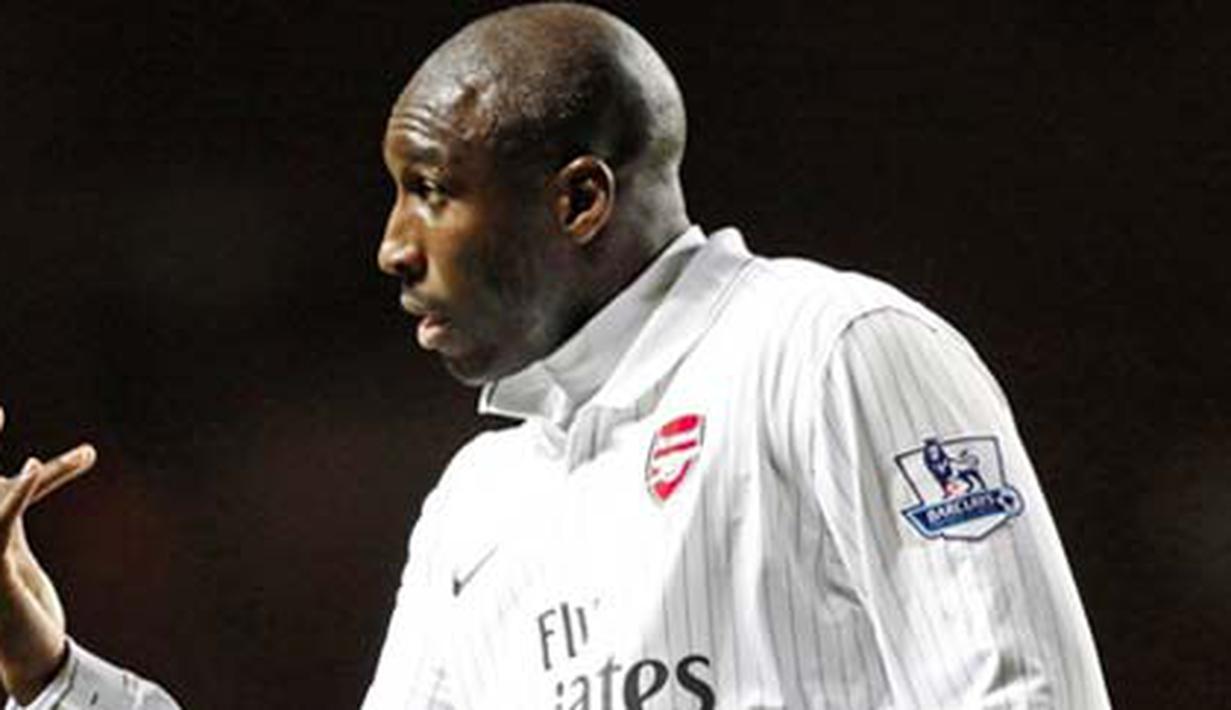Gaya bek Arsenal, Sol Campbell di laga lanjutan EPL melawan Aston Villa di Villa Park, Birmingham, 27 Januari 2010. Skor akhir 0-0. AFP PHOTO / IAN KINGTON