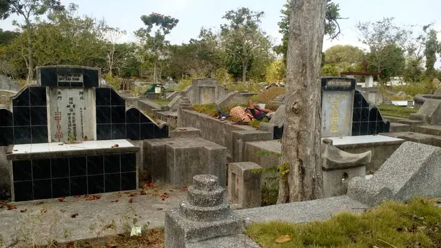 Warga korban gempa Lombok mengungsi di kuburan China. (Liputan6.com/Sunariyah)